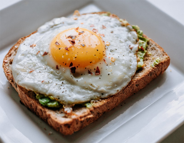 Volkoren boterham met avocado en ei